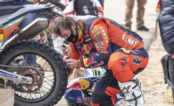 HOY / Toby Price se cae en el kilómetro 155 y abandona el Dakar