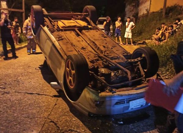 Conductor lesionado tras vuelco de vehículo - ABC en el Este - ABC Color