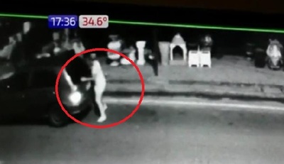 Sorprenden a mujer robando planteras y la obligan a devolverlas