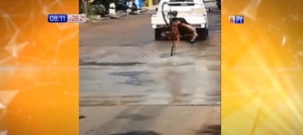Ciclista cae a causa de bache en Luque | Noticias Paraguay