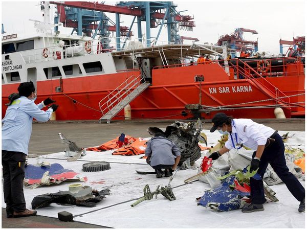 Hallan caja negra del avión que cayó al mar con 62 personas en Indonesia