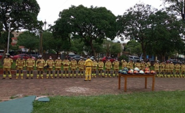 Bomberos recibieron nuevos EPI y oficiales superiores son distinguidos