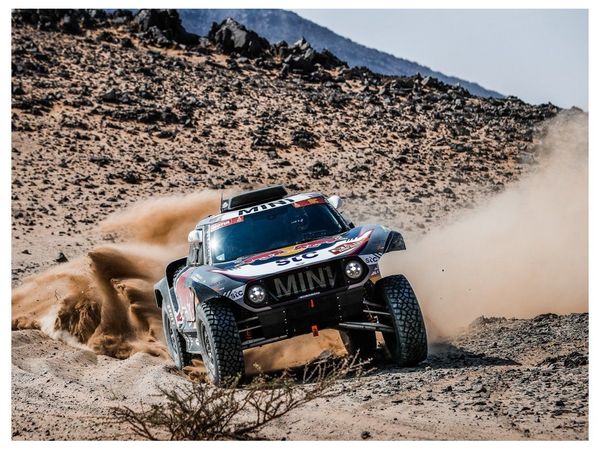 Peterhansel gana y se desmarca de Al-Attiyah; Sainz se aleja a una hora