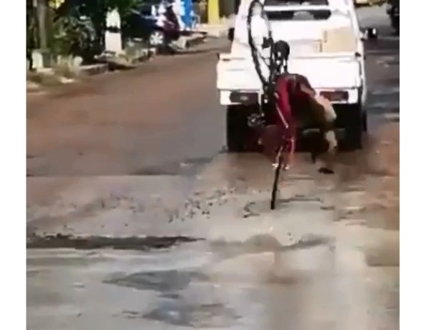 Ciclista sufre accidente tras caer en peligroso bache