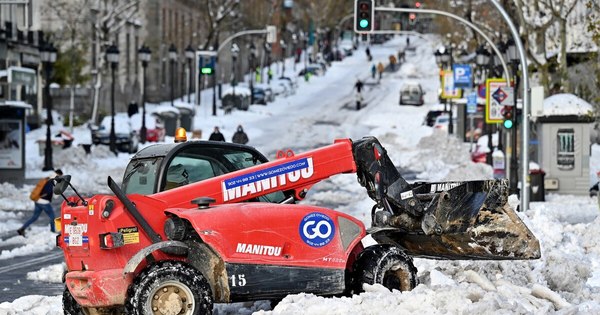 La Nación / Helada histórica y movilidad mínima en un Madrid apabullado por el hielo