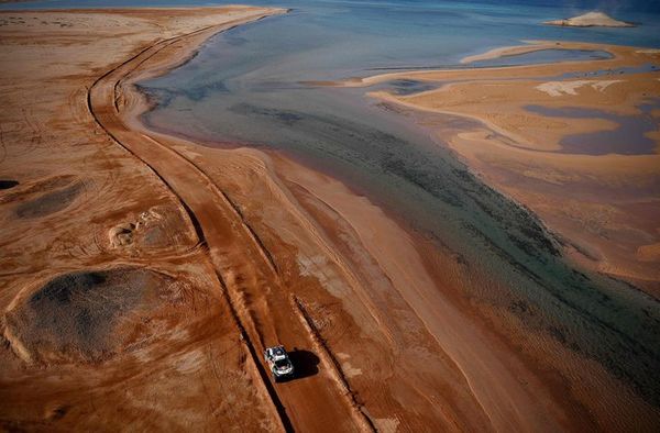 Peterhansel gana y se desmarca de Al-Attiyah - Automovilismo - ABC Color