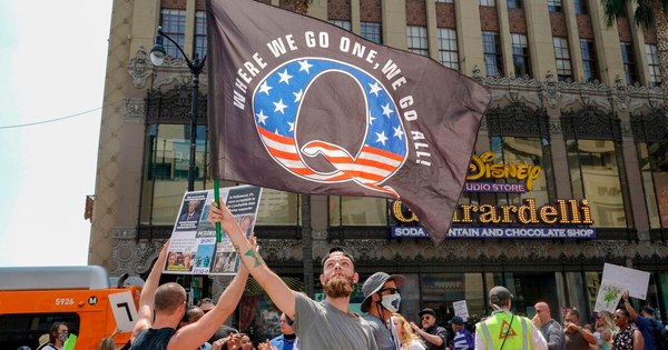 La Nación / Twitter borró 70.000 cuentas de QAnon, movimiento pro-Trump