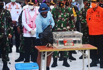 Recuperan una caja negra del Boeing que se estrelló en Indonesia | .::Agencia IP::.