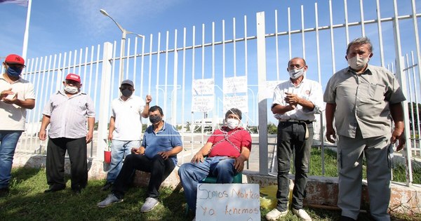 La Nación / Maleteros del aeropuerto exigen indemnización de G. 70 millones cada uno