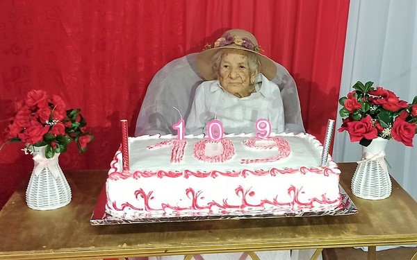 Rodeada del calor familiar abuelita cumple 109 años y dice que está “demasiado sana y feliz” - La Mira Digital