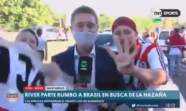 Hinchas le roban el celular a periodista en vivo