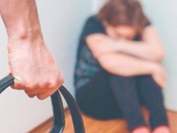 Le perforó la cabeza con hebilla de cinto