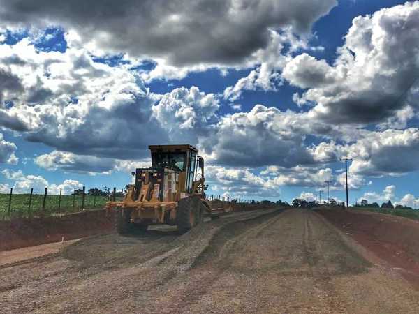 MOPC INTERVIENE VARIOS TRAMOS PARA MEJORAR LA TRANSITABILIDAD EN ITAPÚA