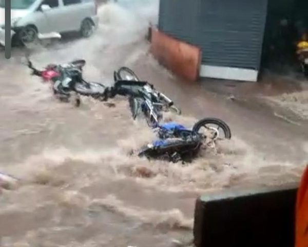 Raudal causa estragos en el microcentro de CDE