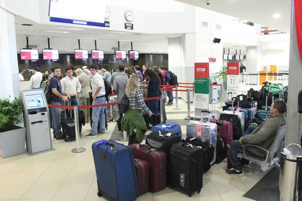 Maleteros del Aeropuerto Silvio Pettirossi exigen indemnización de G. 70 millones para cada uno » Ñanduti