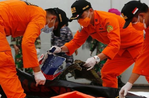 Encuentran en el fondo del mar las cajas negras del avión estrellado en Indonesia