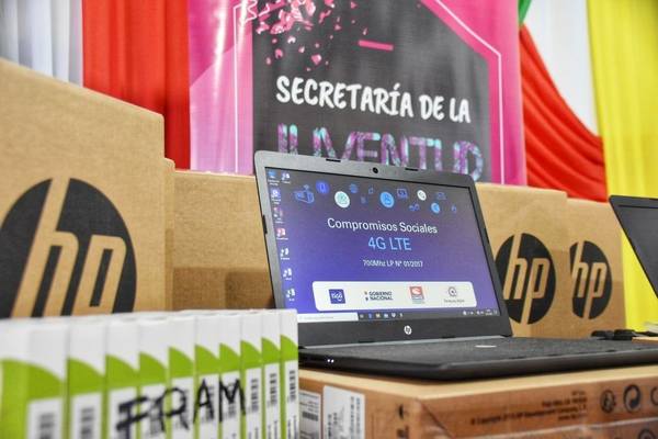 MUNICIPALIDAD DE FRAM RECIBIÓ 10 COMPUTADORAS CON INTERNET