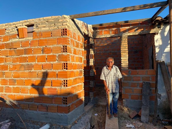 Crónica / La casa del “abuelo de las redes” va teniendo forma