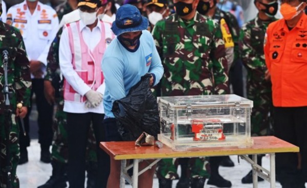 Recuperan una caja negra del Boeing que se estrelló en Indonesia
