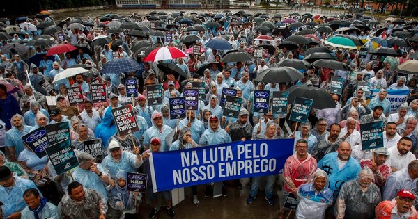 La Nación / Miles de trabajadores protestan contra cierre de fábricas de Ford en Brasil