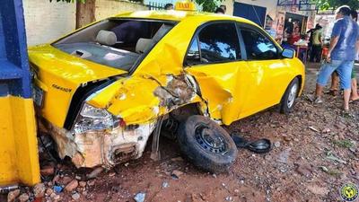 Taxi queda con el acelerador “pegado” y provoca terrible accidente •