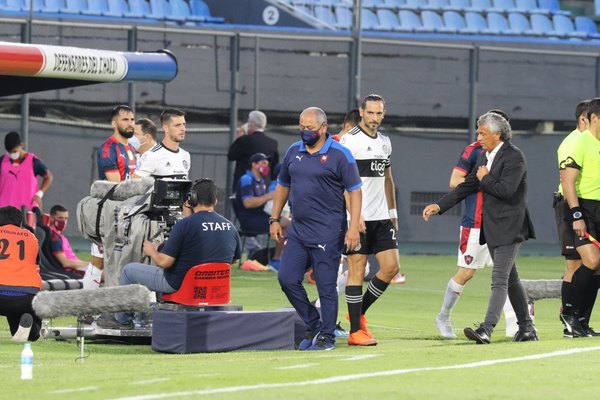 Olimpia ya recibió el ofrecimiento de un ex técnico de Cerro Porteño