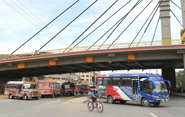 Transportistas bolivianos reclaman con una huelga diferir el pago de créditos - MarketData