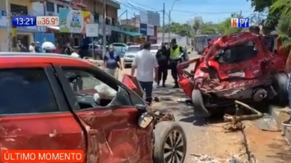 Video: momento en que camión con 32 mil kilos de carga atropella  a 8 vehículos en avenidas de Asunción