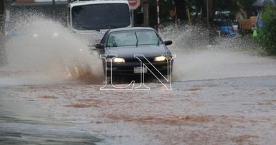 La Nación / Temporal arrastró motocicletas en el centro de Ciudad del Este