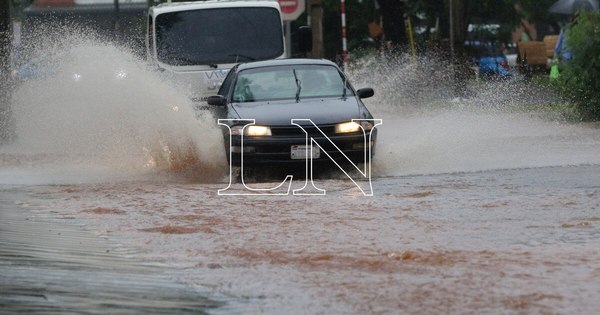 La Nación / Temporal arrastró motocicletas en el centro de Ciudad del Este