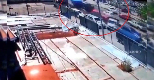 La Nación / Impactantes imágenes: videos muestran cómo camión embistió a siete vehículos