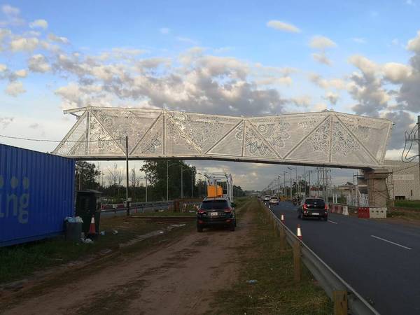 Pasarela de Ñandutí está a mitad de construcción según director de Obras del MOPC: “No es que está inclinada” » Ñanduti