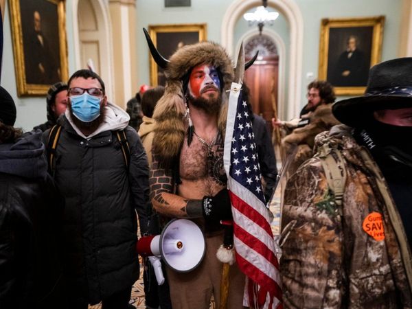 Un desafiante Trump rechaza la violencia, pero defiende arengas 