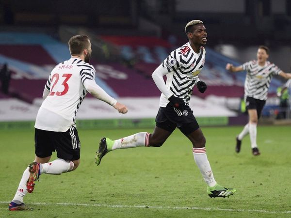 Pogba sitúa líder al Manchester United con una espectacular volea