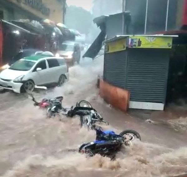 Recuperan motocicletas arrastradas por el raudal en Ciudad del Este - ABC en el Este - ABC Color