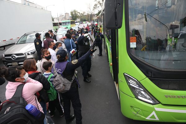 Filas y dudas en Ciudad de México días después de incendio en el metro - MarketData