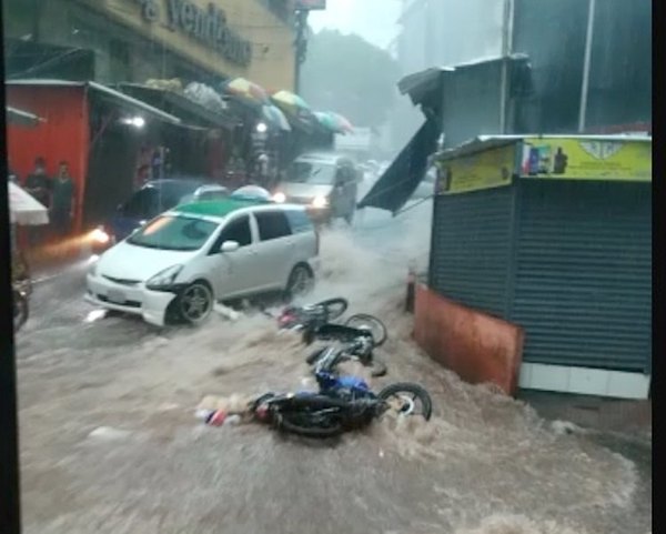 Crónica / Raudal tarova se llevó motos y todo en CDE