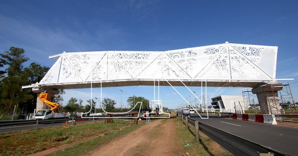 La Nación / Pedirán informe sobre cuestionado puente peatonal