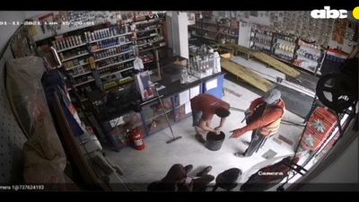 Delincuentes se llevaron la recaudación y hasta la cadenilla del cajero de un local en Trinidad  - Nacionales - ABC Color