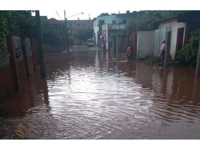 Caudaloso raudal por temporal arrastró biciclos en el Este