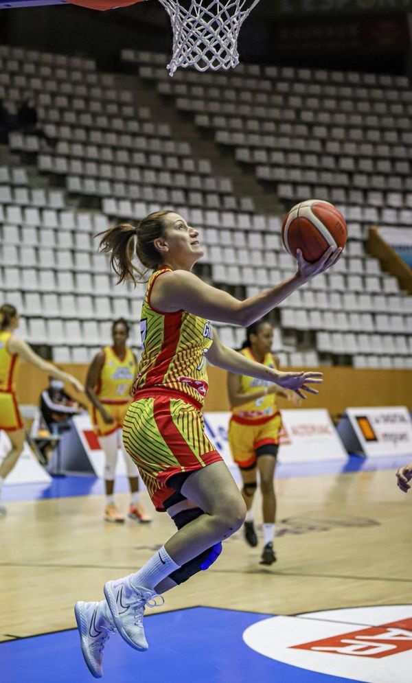 Partidazo de Paola Ferrari en triunfo del Spar Girona - Básquetbol - ABC Color