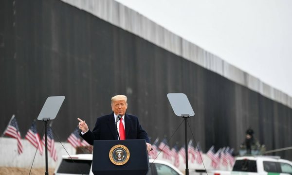 Mientras el «impeachment» parece avanzar, Trump se despide junto a su famoso muro fronterizo