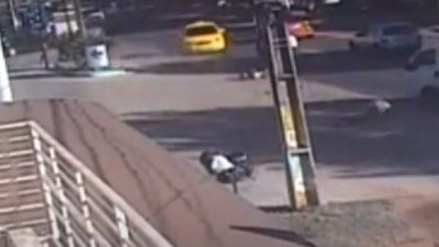 Taxi en reversa impacta contra motociclista | Noticias Paraguay