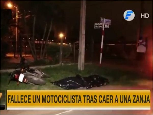 Motociclista muere tras caer en registro pluvial sin tapa