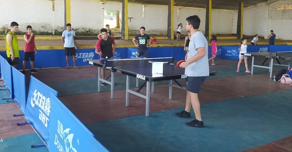 Escuela de Tenis de Mesa desarrolla habilidades deportivas en niños, adolescentes y jóvenes de Eusebio Ayala | .::Agencia IP::.