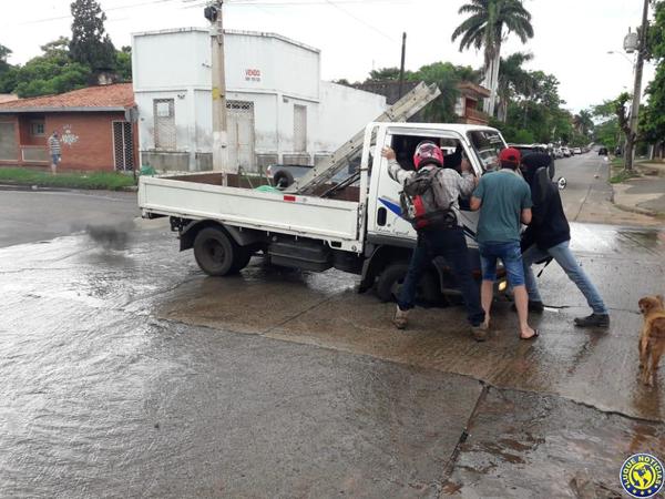 Vehículo cae a conocido bache de Luque •