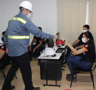 Mandatario motiva a jóvenes a seguir formándose para generar arraigo y desarrollo en Concepción | .::Agencia IP::.