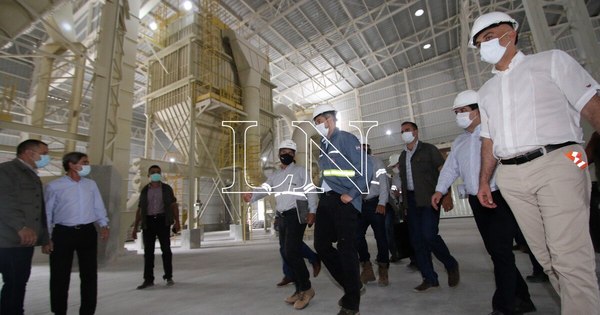 La Nación / Abdo recorre planta industrial de Cecon junto con Cartes