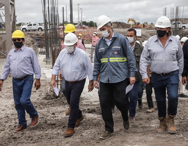 Abdo Benítez visita y destaca construcción de cementera del Grupo Cartes