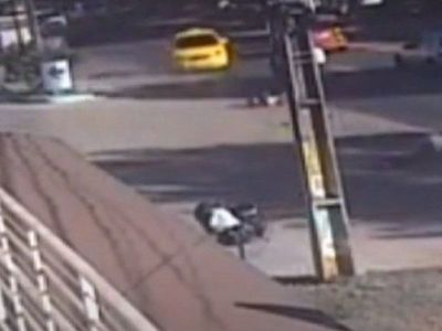 Taxi en marcha atrás ocasiona un accidente de tránsito